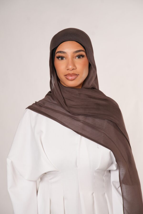 Masanda Modal Hijab – Elegantes Mocca Brown für zeitlosen Look - Image 4