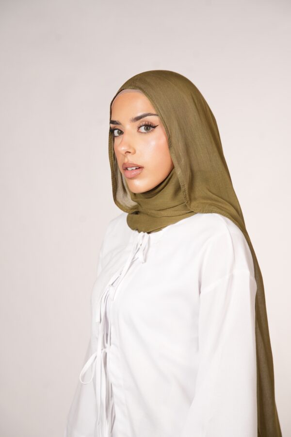Masanda Modal Hijab – Elegantes Olive Grün für vielseitigen Look - Image 2