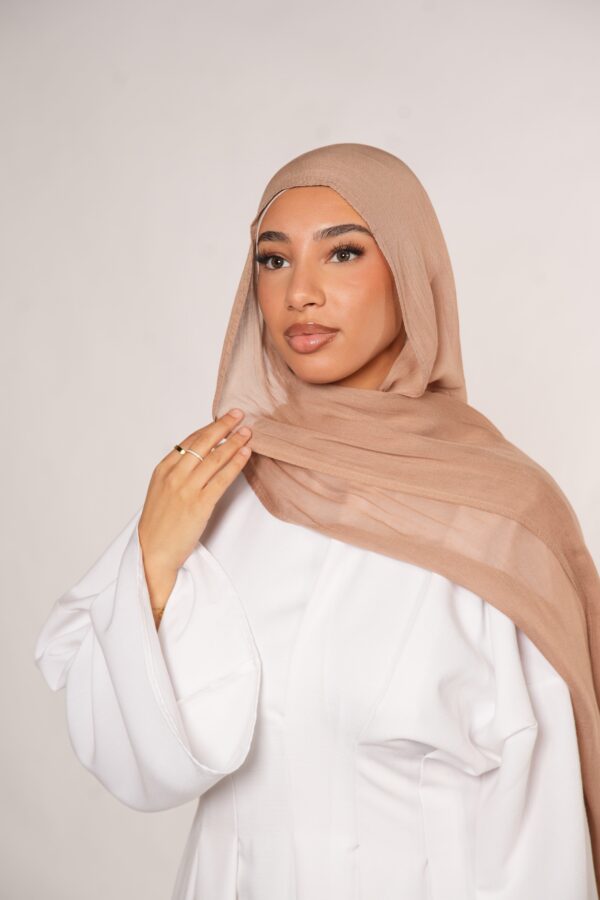 Masanda Modal Hijab – Zartes Peach Beige für einen sanften Look - Image 3