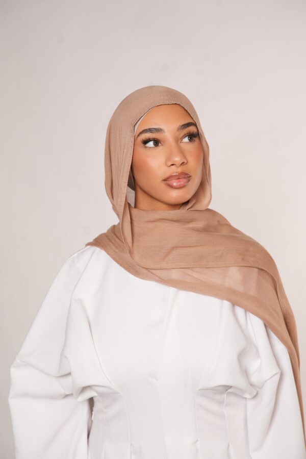 Masanda Modal Hijab – Zartes Peach Beige für einen sanften Look - Image 2