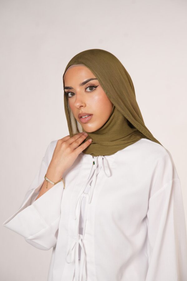 Masanda Modal Hijab – Elegantes Olive Grün für vielseitigen Look - Image 3