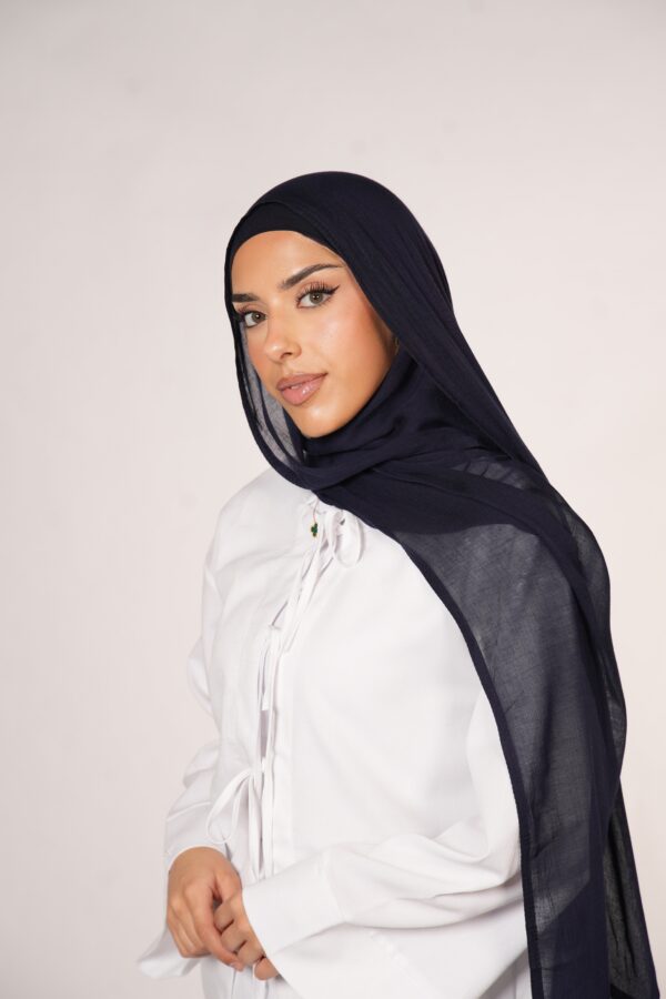 Masanda Modal Hijab – Klassisches Navy Blau für vielseitigen Stil - Image 4