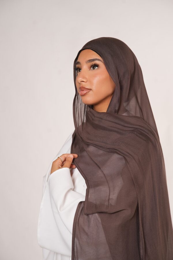 Masanda Modal Hijab – Elegantes Mocca Brown für zeitlosen Look - Image 3